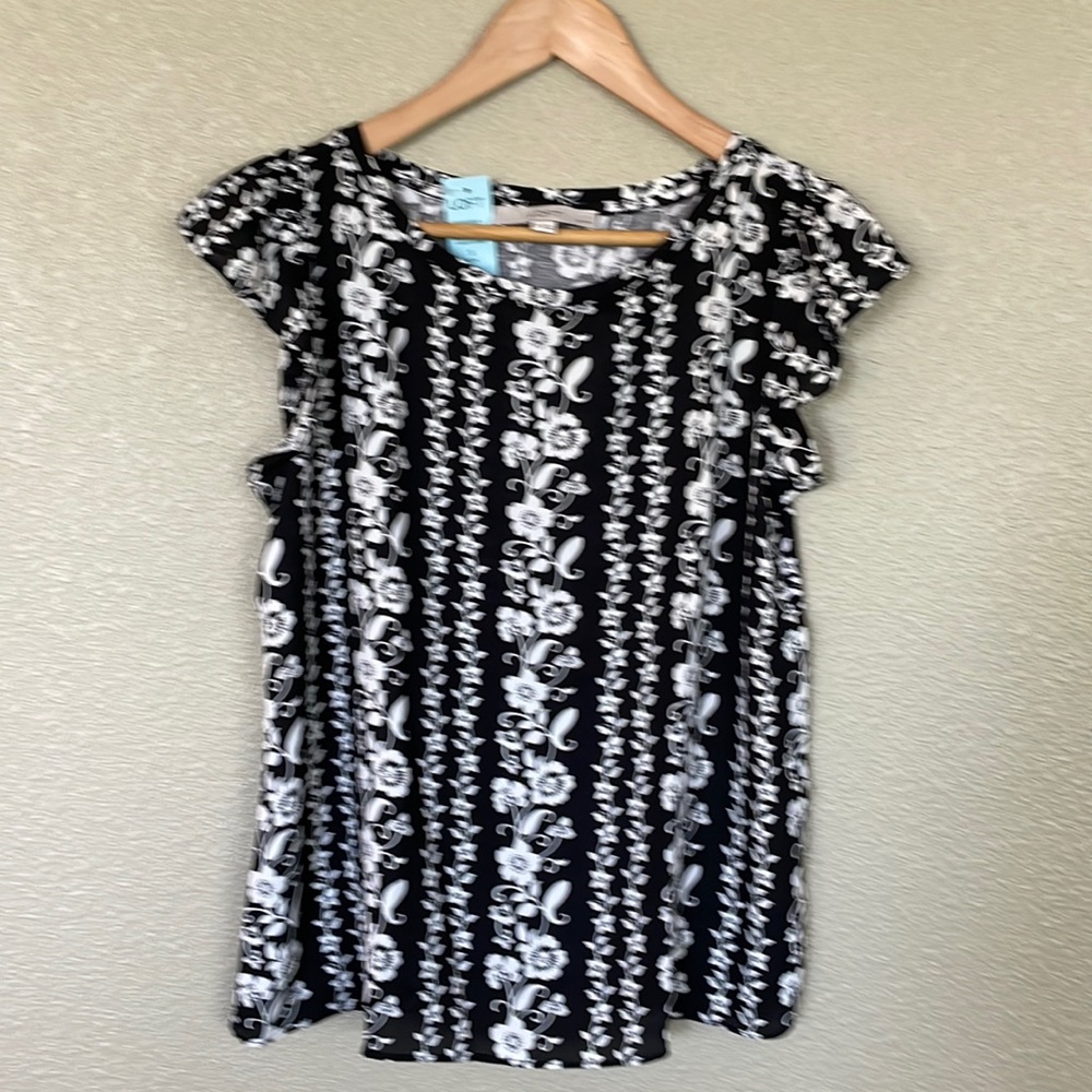 Black capped-sleeve blouse with white flowers